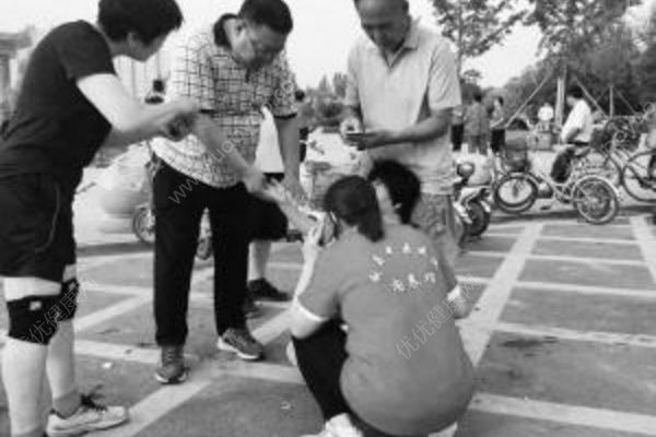 公园救人最美抱姿，晨练副院长搭救心脏病突发女子(1)