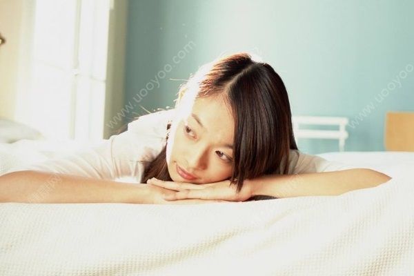 女子怕冷夏天也要穿七八件毛衣，脱下就会感冒(3)