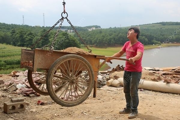 小伙在建筑工地上收到北大录取通知书:正在拌砂浆(1)