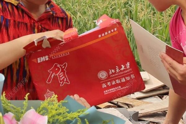 小伙在建筑工地上收到北大录取通知书:正在拌砂浆(3)