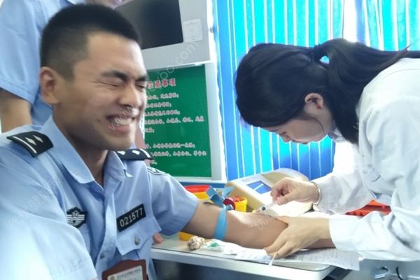 警察献血疼成表情包，网友：谁还不是个宝宝了(2)