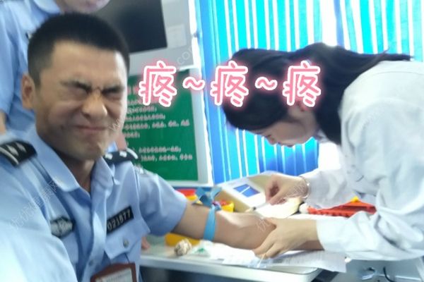 警察献血疼成表情包，网友：谁还不是个宝宝了(3)