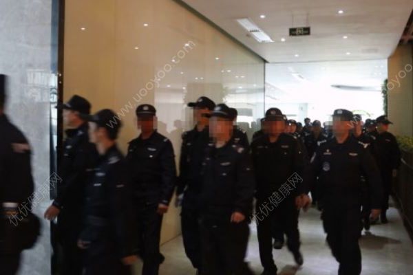 广州一大厦437人上班时被抓，网售保健品实施诈骗(2)