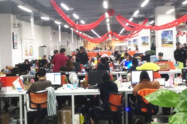 广州一大厦437人上班时被抓，网售保健品实施诈骗(4)