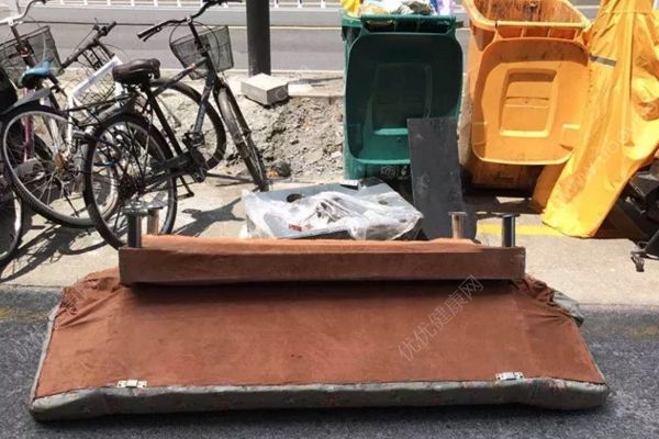 男子被从天而降沙发砸头上，邻居:2楼经常扔东西(4)