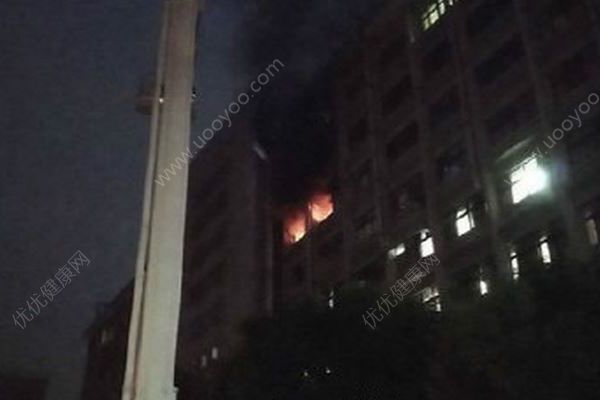 台北医院突发火灾，已造成14人心肺功能停止(1)