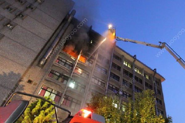 台北医院突发火灾，已造成14人心肺功能停止(2)
