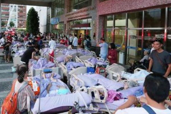 台北医院突发火灾，已造成14人心肺功能停止(3)