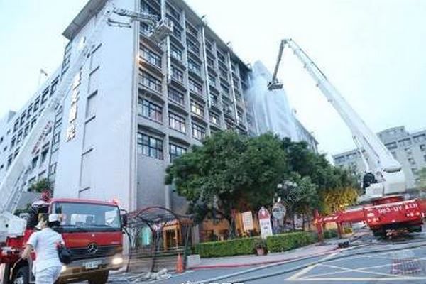 台北医院突发火灾，已造成14人心肺功能停止(4)