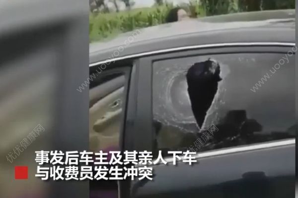 无牌轿车闯卡逃费，工作人员掷石头砸伤车内女童(4)