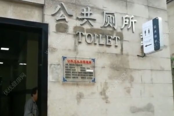 再也不用担心忘带厕纸了！公厕坑位配备手持喷枪花洒(2)