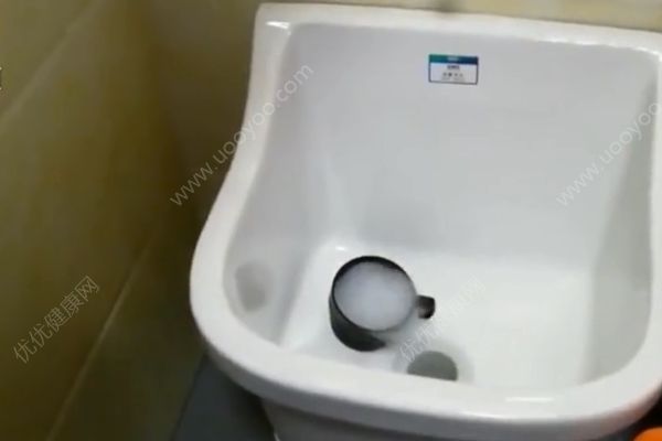 再也不用担心忘带厕纸了！公厕坑位配备手持喷枪花洒(3)