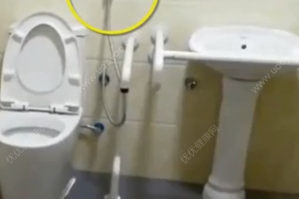 再也不用担心忘带厕纸了！公厕坑位配备手持喷枪花洒(4)