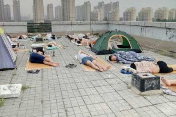 宿舍没风扇空调学生睡天台，河南高校回应:尽力解决(2)