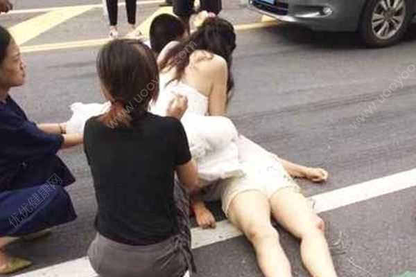 护士结婚当天穿婚纱当街救人，义举震撼在场群众(2)
