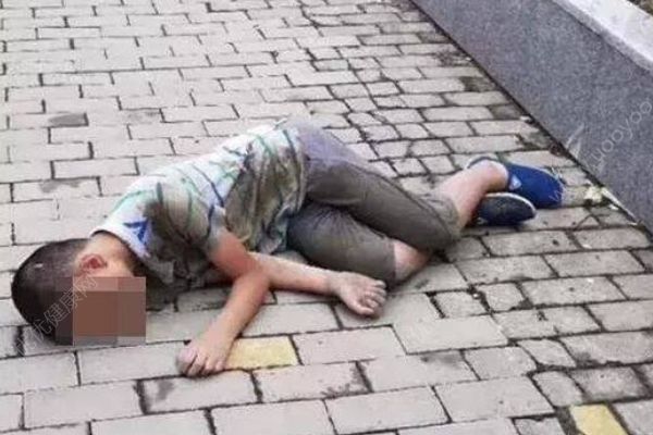 男孩遭父亲虐待饿晕扔下河？真相令人唏嘘(1)