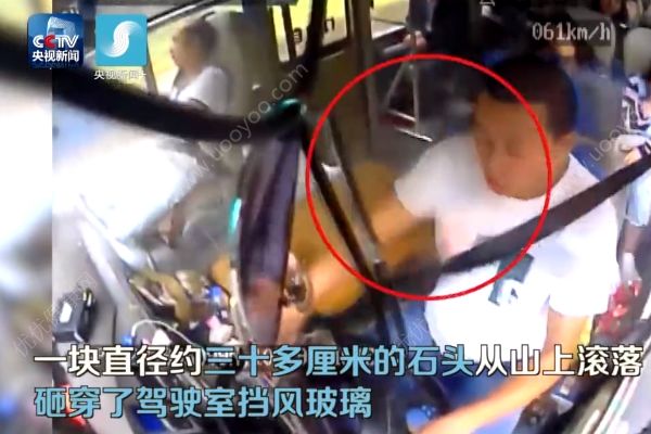 被滚石砸中两次，他忍痛将车开至安全区(1)