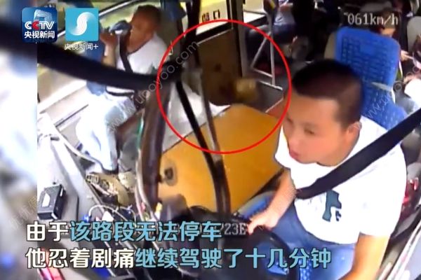 被滚石砸中两次，他忍痛将车开至安全区(3)