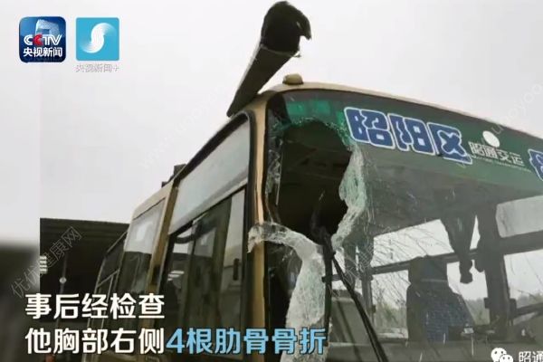 被滚石砸中两次，他忍痛将车开至安全区(4)