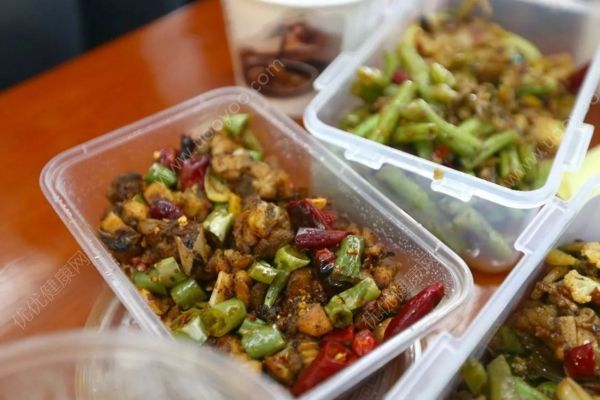 男子叫外卖吃出20多条虫，餐饮企业：因为天气潮湿(3)