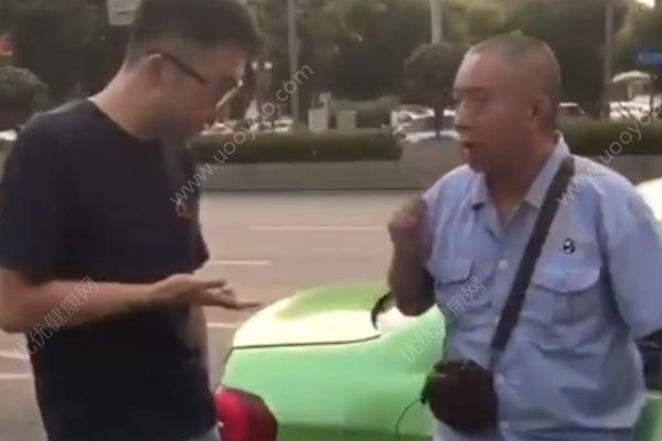 两车擦挂司机猜拳定赔偿金额网友：最和谐事故处理方式(1)