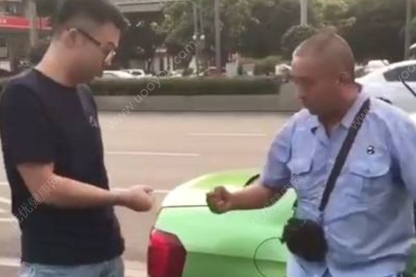 两车擦挂司机猜拳定赔偿金额网友：最和谐事故处理方式(2)