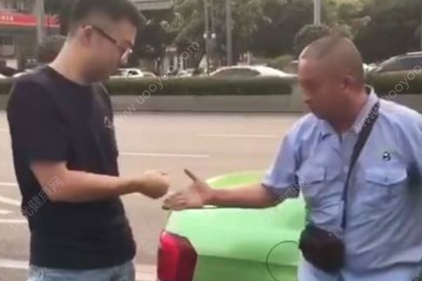 两车擦挂司机猜拳定赔偿金额网友：最和谐事故处理方式(3)